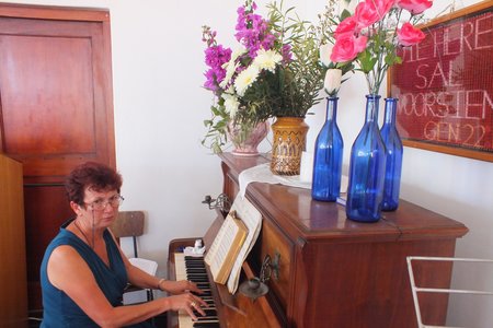 Die â€œgoue handâ€ van enige koor, die begeleier wat nooit op fotoâ€™s verskyn nie, Annaline Die gesamentlike kerkkore van Gansbaai NG-gemeente en die VGK-gemeente in Blompark, wat gewys het waartoe hulle in staat is Reinke getrou op haar pos agter die klavier tydens die gesamentlike Erediens in Blompark